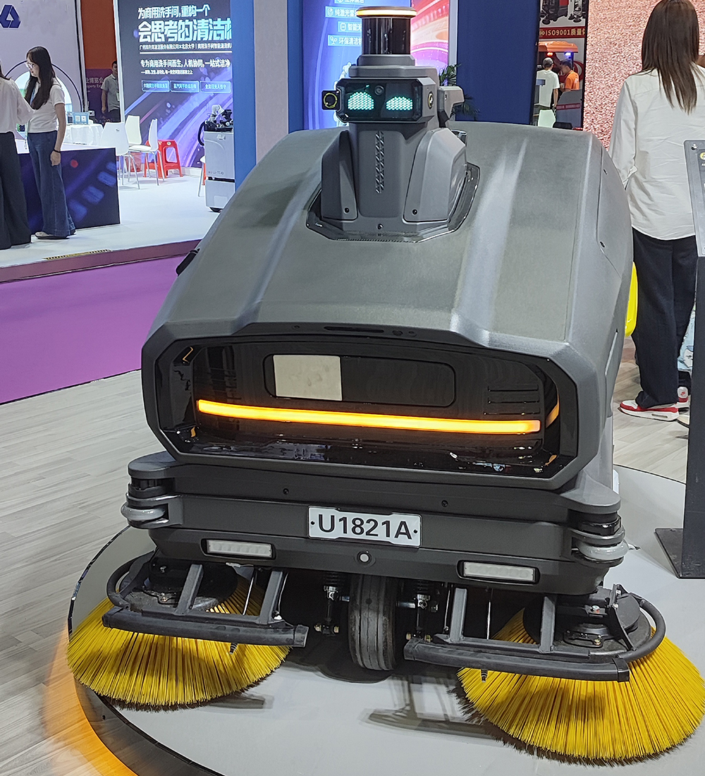 ACR-1330 — Front view with dual side brushes