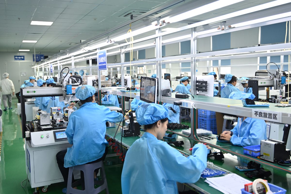 Assembly line with ESD-protected workstations
